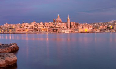 Körfez manzarası, şehir seti, gün batımında Valletta 'daki St. Johns Katedrali. Malta.