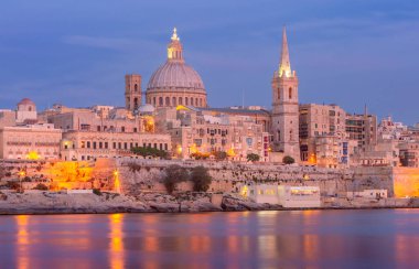 Körfez manzarası, şehir seti, gün batımında Valletta 'daki St. Johns Katedrali. Malta.