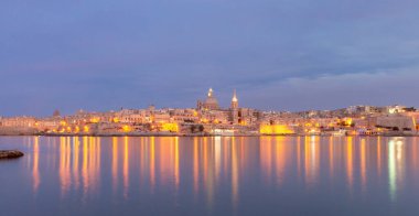 Körfez manzarası, şehir seti, gün batımında Valletta 'daki St. Johns Katedrali. Malta.