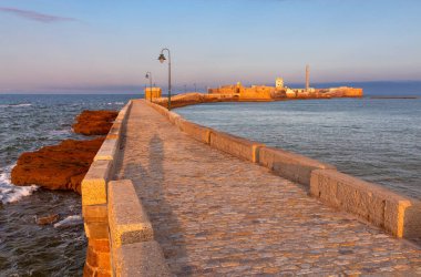 Aziz Sebastian Kalesi 'ni ve şafak vakti ona ışık tutan köprüyü görüyorum..