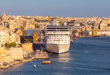 Güneşli bir sabahta Valletta Limanı 'nın ve şehrin yakınındaki gemilerin manzarası. Malta.