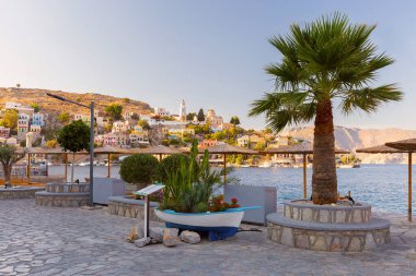 Akşamları eski köy Symi 'de balıkçı teknesi manzarası. Yunanistan. Dodekanca.