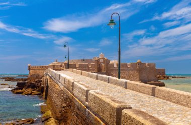 St. Sebastian Kalesi ve parlak güneşli bir günde ona ışık tutan taş köprü manzarası..