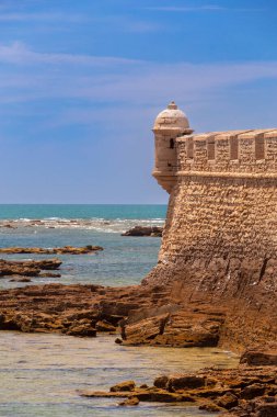 Güneşli bir günde St. Sebastian Kalesi 'nin duvarında köşe gözetleme kulesi. Cadiz. İspanya. Endülüs.