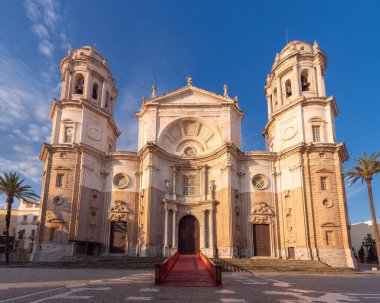 Sabahın erken saatlerinde kasaba meydanındaki Kutsal Haç Katedrali 'nin dış görünüşü ve kuleleri. Cadiz. İspanya. Endülüs.