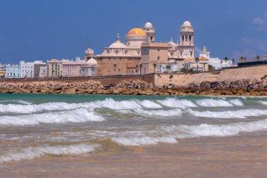 Güneşli bir günde kumlu sahil ve Atlantik Okyanusu manzarası. Cadiz. İspanya. Endülüs.