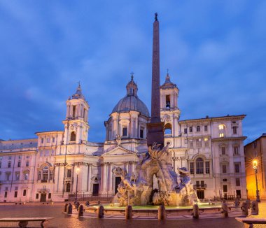 Sabahın erken saatlerinde semenderlerle ünlü antik çeşmenin manzarası. Roma. İtalya.