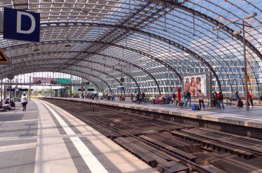 Berlin, Almanya - 25 Mayıs 2024: Merkez tren istasyonu Hauptbahnhof 'daki yolcular ve turistler.