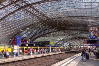 Berlin, Almanya - 25 Mayıs 2024: Merkez tren istasyonu Hauptbahnhof 'daki yolcular ve turistler.