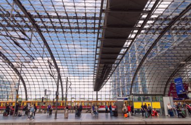 Berlin, Almanya - 25 Mayıs 2024: Merkez tren istasyonu Hauptbahnhof 'daki yolcular ve turistler.