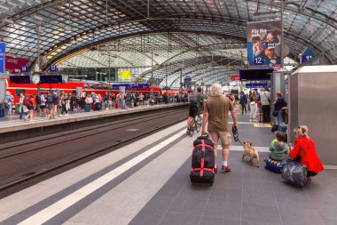 Berlin, Almanya - 25 Mayıs 2024: Merkez tren istasyonu Hauptbahnhof 'daki yolcular ve turistler.