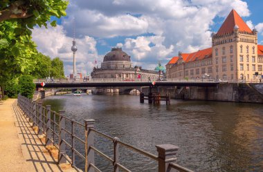 Güneşli bir günde Berlin 'de şehir seti ve Spree nehri manzarası. Almanya.