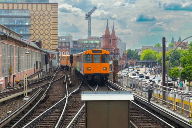 Güneşli bir günde popüler Berlin metrosunun sarı vagonlarının manzarası. Almanya.