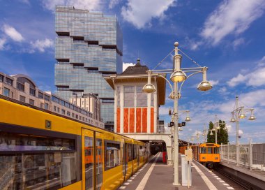 Güneşli bir günde popüler Berlin metrosunun sarı vagonlarının manzarası. Almanya.