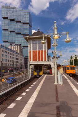 Güneşli bir günde popüler Berlin metrosunun sarı vagonlarının manzarası. Almanya.