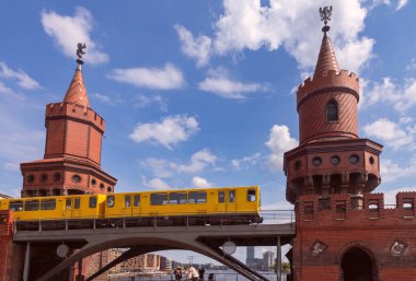 Güneşli bir günde popüler Berlin metrosunun sarı vagonlarının manzarası. Almanya.