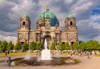 Berlin, Almanya - 20 Mayıs 2024: Turistler ve vatandaşlar Müze Adası 'ndaki Dom Katedrali önünde dinleniyorlar.