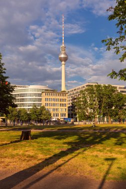 Gün batımında mavi gökyüzüne karşı Berlin TV Kulesi 'nin görüntüsü. Almanya.