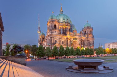 Gün batımında Berlin 'deki ünlü Dom Katedrali' nin manzarası. Almanya.