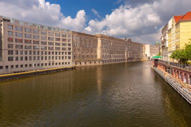 Güneşli bir günde Nikolaiviertel 'in tarihi bölgesinde Spree nehrinin kıyısındaki eski evlerin cepheleri. Berlin. Almanya.