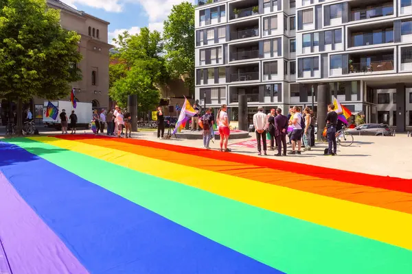 Berlin, Almanya - 23 Mayıs 2024: Bertolt Brecht Meydanı 'nda parlak gökkuşağı bayrakları ve sembollerle LGBT topluluk toplantısı.