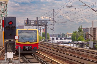 Güneşli bir günde popüler Berlin metrosunun sarı vagonlarının manzarası. Almanya.