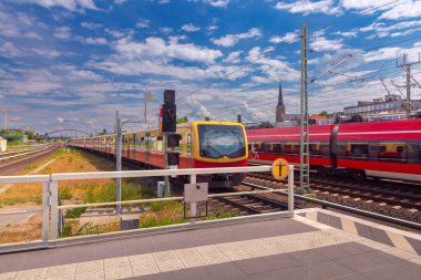 Güneşli bir günde popüler Berlin metrosunun sarı vagonlarının manzarası. Almanya.