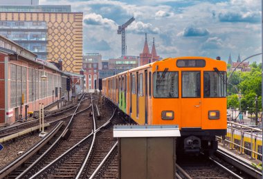 Güneşli bir günde popüler Berlin metrosunun sarı vagonlarının manzarası. Almanya.