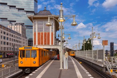 Güneşli bir günde popüler Berlin metrosunun sarı vagonlarının manzarası. Almanya.