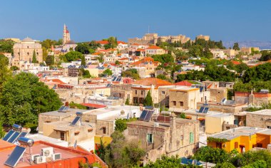 Eski şehrin tarihsel kısmının, erken bir yaz sabahında pitoresk bir manzarası. Rodos. Yunanistan.