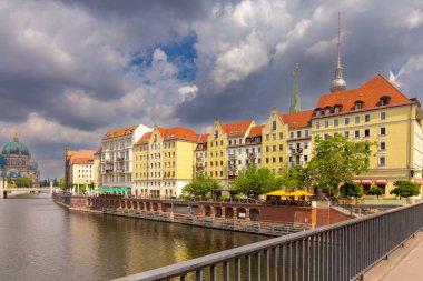Güneşli bir günde Nikolaiviertel 'in tarihi bölgesinde Spree nehrinin kıyısındaki eski evlerin cepheleri. Berlin. Almanya.