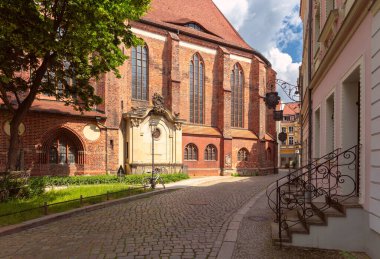 Almanya 'nın Nikolaivirtel bölgesindeki Aziz Niklas' ın en eski kilisesi ve kaldırım taşlarıyla geleneksel bir cadde manzarası