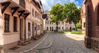 Almanya 'nın Nikolaivirtel bölgesindeki Aziz Niklas' ın en eski kilisesi ve kaldırım taşlarıyla geleneksel bir cadde manzarası