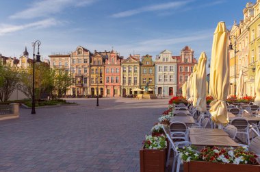 Sabahın erken saatlerinde kasaba meydanındaki eski renkli geleneksel evler Poznan, Polonya