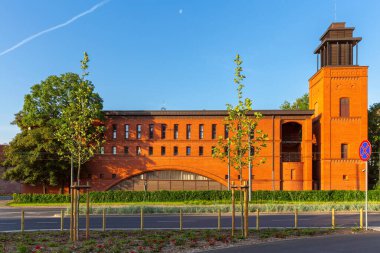 Poznan 'daki kırmızı tuğlalı itfaiye istasyonu cephesi sabahın erken saatlerinde, Polonya