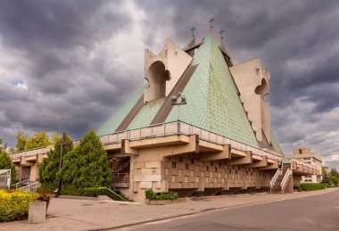 Fırtınalı bir gökyüzüne karşı St. John Bosco Katolik Kilisesi manzarası, Poznan, Polonya