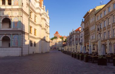 Poznan, Polonya 'da kasaba meydanında eski ortaçağ renkli geleneksel evler