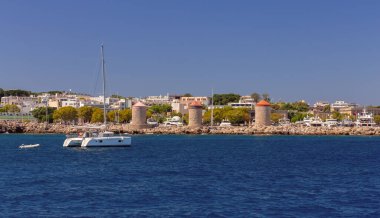 Mandrak limanında güneşli bir günde yatlar ve tekneler, Rhodes. Yunanistan
