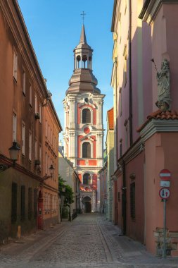 Poznan, Polonya 'da kasaba meydanında eski ortaçağ renkli geleneksel evler
