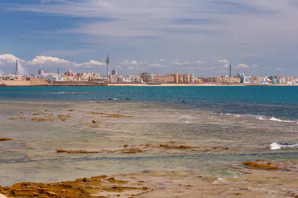 Cadiz manzarası ve kıyı şeridi boyunca uzanan parlak mavi deniz, Endülüs, İspanya