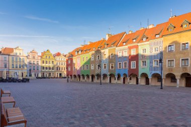 Poznan, Polonya 'da kasaba meydanında eski ortaçağ renkli geleneksel evler