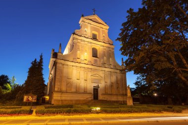 St. Joseph Kilisesi 'nin inşaatı, gün batımının mavi saatinde yerinden edilen Karmelitler, Poznan, Polonya.