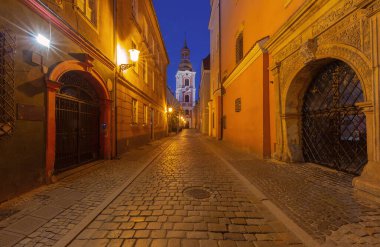 Tarih merkezindeki eski ortaçağ kaldırım taşı caddesi, Poznan, Polonya