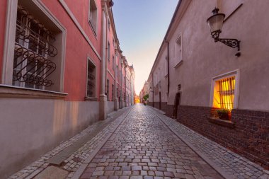 Tarih merkezindeki eski ortaçağ kaldırım taşı caddesi, Poznan, Polonya