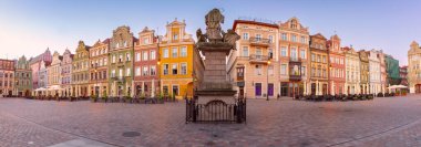 Şafakta Belediye Binası Meydanı 'ndaki eski renkli cilalı evlerin panoramik manzarası Poznan, Polonya