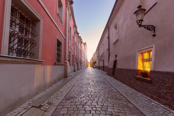 Tarih merkezindeki eski ortaçağ kaldırım taşı caddesi, Poznan, Polonya