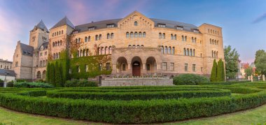 Eski imparatorluk şatosunun ve bahçesinin taş cephesi Bir yaz sabahı Poznan, Polonya