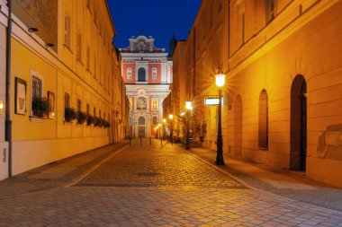 Tarih merkezindeki eski ortaçağ kaldırım taşı caddesi, Poznan, Polonya