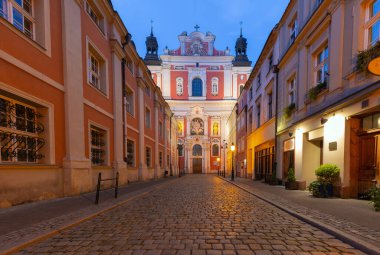 St. Stanislaus Kilisesi 'nin ünlü girişi. Eski kaldırım taşı sokağının sonunda, Poznan, Polonya.