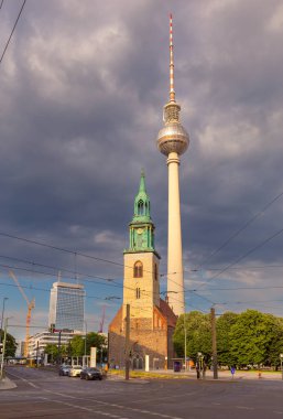 Gün batımında Berlin 'deki St. Mary' nin en eski Protestan kilisesinin manzarası. Almanya.